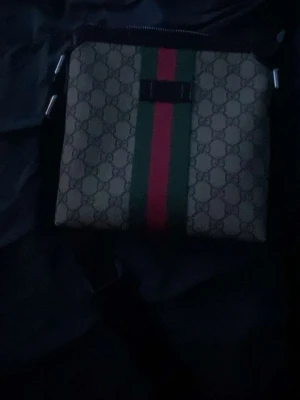  axelväska med GG-mönster - Beige axel väska med Gg mönstring ni som vet ni vet. Pris kan diskuteras skriv för mer frågor!
