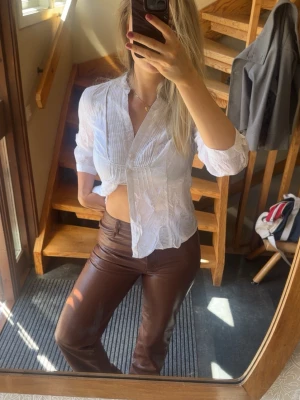 Läderbyxor - Bruna raka byxor i skinnimitation. Från märket Wilfred (Aritzia) i storlek S, stretchigt material, för referens är jag 169 lång. Nytt skick 🌸