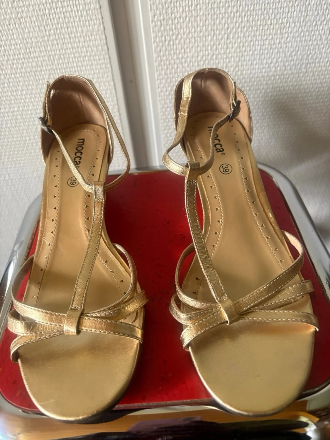 Guldiga pumps från Mocca