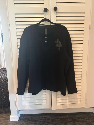 Chrome Hearts Henley shirt  - Tjena! Säljer nu min stilrena och sällsynta chrome hearts henley tröjan!😁 Den är i utmärkt skick och har inga som helst defekter! Storlek M 