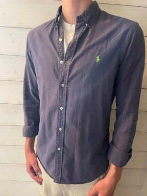Ralph Lauren skjorta  - En snygg skjorta från Ralph Lauren/ slim fit!          Skjortan är i nytt skick i storlek M.                       Skriv gärna vid några frågor!