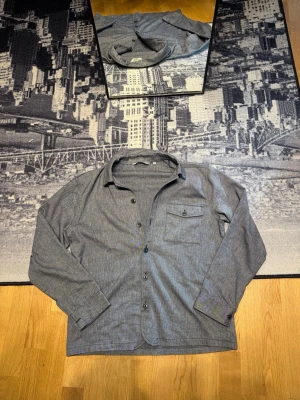 Casual Friday Overshirt - Casual Friday Overshirt i helt nyskick, perfekt till friska sommarkvällar i 10/10 skick, skriv vid minsta fundering eller för fler bilder. Perfekt för layering som man ser på bilden