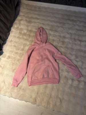 Rosa hoodie - Säljer en hoodie från SHEIN i storlek S,den är inte använd så mycket men har tvättat den så lite nopprig men inte så mycket man tänker på 🥰 pris kan såklart diskuteras 