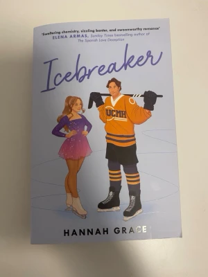 Icebreaker – Hannah Grace - Säljer Icebreaker av Hannah Grace i superbra skick, nästan som ny. Köpte den men kom aldrig riktigt in i den, så den har mest stått i hyllan. Inga skador, fläckar eller vikta sidor. Perfekt för någon som vill läsa den till ett billigare pris 😊(boken är på engelska)