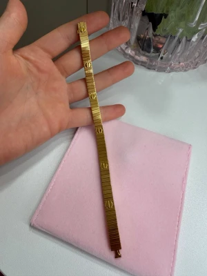 18k guldpläterat armband  - ✨ Det trendiga armbandet som alla vill ha just nu! ✨  Ett stilrent och tidlöst armband tillverkat av rostfritt stål och pläterat med 18K guld. Den eleganta designen gör det till ett perfekt basarmband som enkelt kan matchas med alla dina favoritaccessoarer. Bär det ensamt för en minimalistisk look eller kombinera det med andra armband för en personlig stil.  ✨ Rostfritt stål ✨ 18K guldplätering ✨ Stämplat ✨ Tidlös och lättmatchad design ✨ Finns i storlekarna 17 cm, 18 cm och 19 cm 