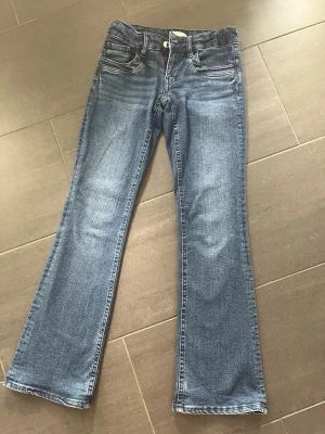Blå bootcut jeans från Gina Tricot - Snygga blå bootcut jeans från Gina Tricot. Storlek 164. Jeansen är i väldigt bra skick. Djur och rökfritt hem💞