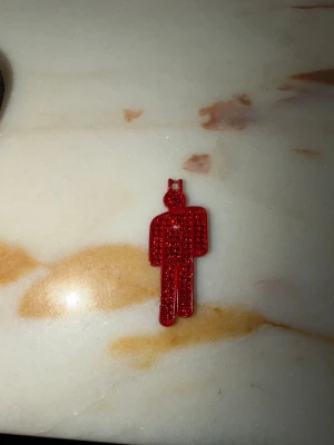 Röd hemmagjord blohsh - Hemmagjord. Gick tyvärr sönder i produktion, men kanske någon som vill ha som souvenir eller fin dekoration ❤️