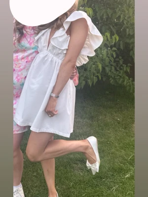 Vit klänning Showpo - Säljer denna supersöta klänningen från Showpo, endast använd en gång på studentdagen. Fint skick, storlek XS.💓