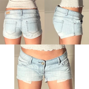 Ljusblå low-waist jeansshorts  - Ett par jättesnygga jeansshorts med jättelåg midja och i mycket bra skick, passar inte mig vilket gör att jag får sälja 💕Bilderna är lånade. Midjemåttet tvärsöver: 39,5 cm Midjehöjen: 16 cm Benöppning 27,5 cm. Hur jag mätt syns på sista bilden 😊(bilder från personen jag köpte från då de blivit lite små för mig)💕 