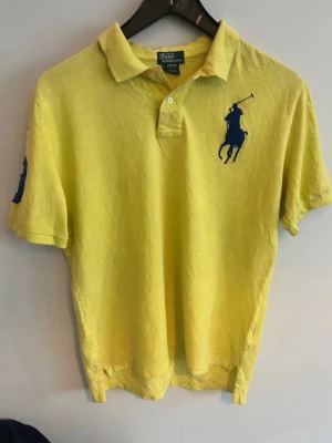 Polo Ralph Lauren piké - • 🇸🇪 Senapsgul Piké från Polo Ralph Lauren. Broderad logga på bröstet.   Använd, men fortfarande i fräscht skick utan några speciella anmärkningar.   Pris går alltid att diskutera vid snabb affär 🥂 