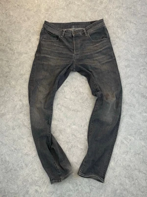 Gråa Jeans Jack and Jones - Riktigt snygga Jack and Jones jeans i grå färg 💫Är som nya! 💯Nypris (600 kr) mitt pris 149 kr 🥂Pris kan diskuteras vid snabb affär!