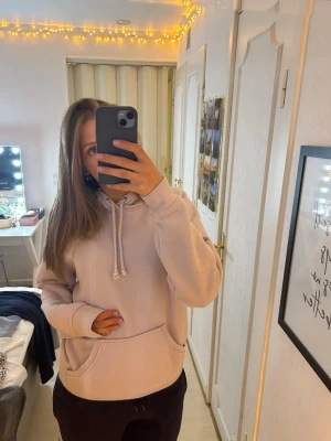 Rosa/lila hoodie - En gosig ljus rosa/lila luvtröja!!🩷💜