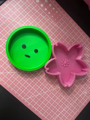 Trinket bowls - 100% handgjorda av mig! Snälla kontakta innan du trycker på köp nu, ifall de redan har blivit såld på en annan app🫶🏼 kontakta och säg vilken du vill ha! Har gett lite exempel på hur man kan använda de. #trinket #y2k #alt #emo #goth #anime #kpop #scene #whimsical #fairy #fairycore #fairygrunge #kawaii #coquette #sanrio #juminocore #shoujo #swag #mlp #mylittlepony #bluelock #saikik #demonslayer #naruto #jujutsukaisen #jjk #smiski #sakura #flower
