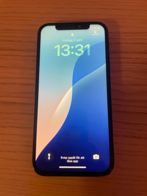 Apple iPhone 12 - Apple iPhone 12 med 64 GB lagring säljes!  Telefonen är i bra skick! Det enda att anmärka är att den har ett litet glapp i ladduttaget, men den går fortfarande att ladda med som vanligt!  Batterihälsa: 83%