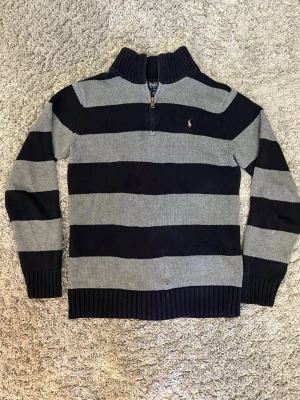 Ralph lauren quarter sip - Är xl junior så passar som S i vuxenstorlek. Litet smutsmärke men går lätt bort i tvätt.