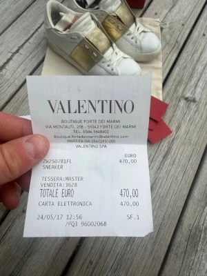 Valentino open - Säljer nu dessa jättefina Valentino open med box, dustbag, nya snören och kvitto! Skriv för fler bilder/frågor😊