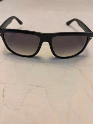 Rayban boyfriend glasögon  - Rayban boyfriend glasögon storlek 60-15, fint skick som nya, box kommer ej med 