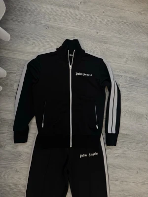 Svart  Palm Angels dress - Säljer min palm angels dress som är i mycket bra skick, använt sparsamt den är köpt från miinto.      Kan även köpas separat! 