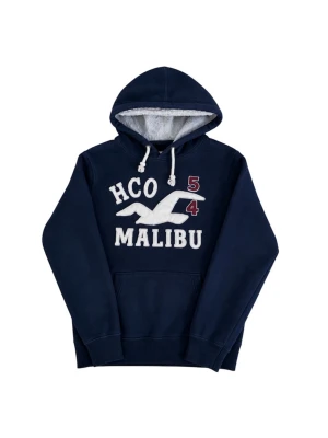 Mörkblå hoodie från Hollister sällsynt - Mörkblå hoodie med stor vit logotyp och texten 'HCO MALIBU' på bröstet, samt siffrorna 5 och 4 i rött. Huva med vita snören och mjukt foder, samt en klassisk magficka. Perfekt för en avslappnad och cool look.