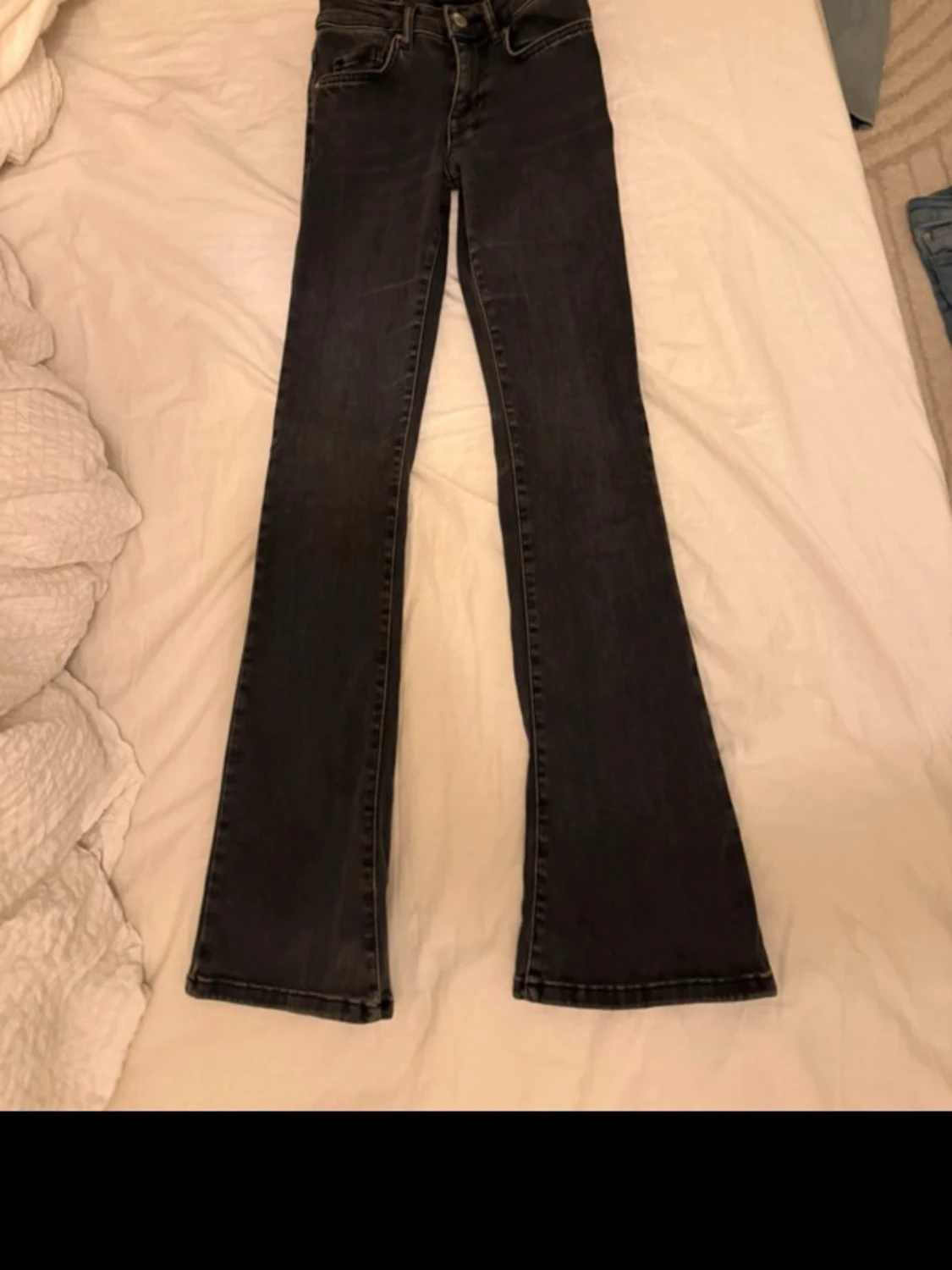 Svarta bootcut jeans mid waist från bikbok