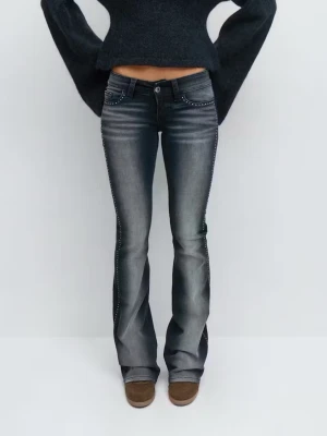 Rhinestone jeans - Jätte snygga unika jeans med Rhinestones detaljer från 14 + sidan  Använda max tre gånger därav jag inte lyckats få dom till användning, har dock fått många komplimanger av jeansen  Jag som är 172 och dom går till hälarna. Men min kompis testade dom hon är 165 då gick dom till under hälarna  Innerbenslängden är ca 89 cm därav det är i modellen Tall - Stretchigt material men sitter tajt - Lågmidjade bootcut - Orginalpris 400 kr - Slutsålda i både tall och regual - omslagsbilden är tagen från min 