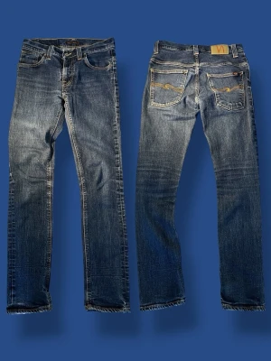 Nudie Jean Lean Dean 31/32 *fin wash* - Nu säljer vi ett par fina nudie jeans Lean Dean i storleken 31/32. Skicket är otroligt bra och har även fin wash. Midja: ish 37cm. Längd: ish 102cm.