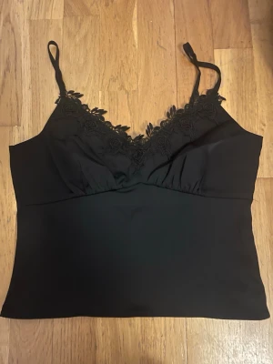 Toppar - Hej! Säljer dessa topparna från bla SHEIN, Na-kd och stradivarius då de inte kommer till användning. De flesta är i bra skick och max använda en gång förutom den sista blåa toppen som har tecken på användning. Alla är i storlek S/XS. Köp alla eller skriv för att köpa någon separat!🥰
