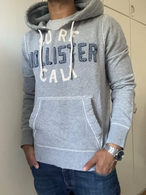Vintage Hollister Hoodie - Extremt sällsynt och unik Hollister Hoodie med tryck | Hoodien har en unik sliten & distressed design! | Mycket bra skick | Storlek S | Längd≈ 65 cm, Bredd 55 cm under armhål-armhåla| Modell 175cm, 68kg | Priset ej hugget i sten! 