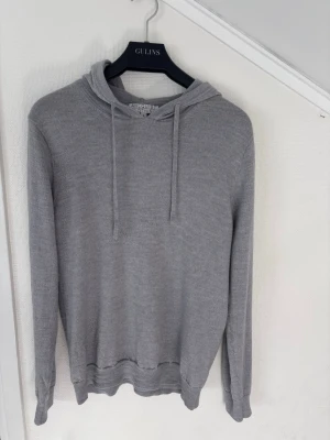 Merinoull Ahlquist Clothing Hoodie - Schysst hoodie från Ahlquist clothing som använts mycket sparsamt. Storlek L. Väldigt skönt material. Köptes för 1000 kr och är fortfarande i kanonskick. Kolla gärna på min profil för liknande plagg. Uppskattar snabba affärer 🙏 