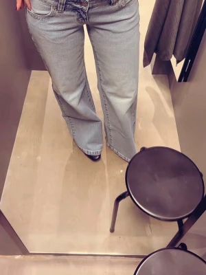 Ljusblå wide leg jeans från A-brand - Säljer ett par ljusblå wide leg jeans från Abrand med klassisk femficksdesign och hög midja. Jeansen har raka, vida ben och är tillverkade i denim med snygg tvätt. Perfekta för dig som gillar en avslappnad och trendig look.
