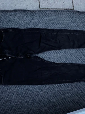 Jack and Jones jeans - Ett par Jack and Jones jeans i färg svart, modellnamn chris/ loose storlek 28/ 30