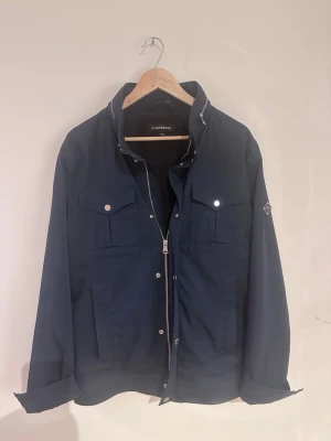 J.Lindeberg field jacket  - Mycket välbevarad jacka, använd nu under våren 2026 inköpt för cirka 3499kr säljer nu då jag är sugen på någon ny jacka och har flertal jackor redan,  Pris kan diskuteras