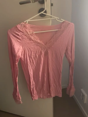 Spetsblus - Söt rosa blus från intimissimi med v-ringning och spetsdetaljer runt halsen. Anmänd enstaka gång (nyskick)