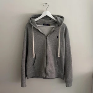 Ralph lauren zip hoodie  - En skit snygg Ralph lauren zip hoodie💯Den är i princip ny använd ett fåtal gånger. Köpt på CareOfCarl för 2300, mitt pris är endast 949🙌🏻. Först till kvarn🤝🤝