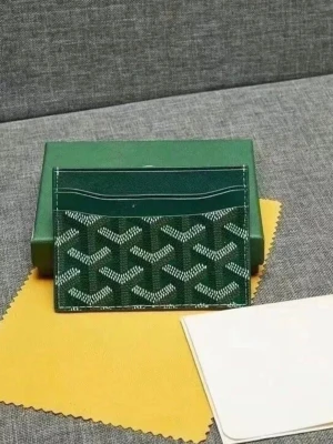 Grön kortfodral  - Snyggt grönt kortfodral med det klassiska vita mönstret. Tillverkat i tåligt canvasmaterial med flera fack för kort. Perfekt för dig som vill ha en stilren och exklusiv accessoar i fickan. Helt nytt, fraktar inom 24 timmar 
