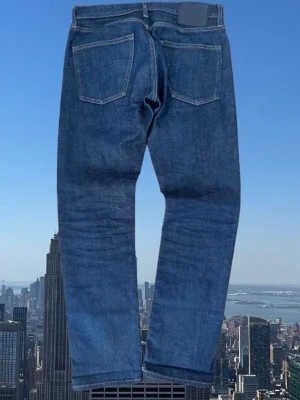 Mörkblå raka jeans - Säljer ett par mörkblå Levis 511 jeans med straight passform. Materialet är denim i bomull. Perfekta för en avslappnad och stilren look.