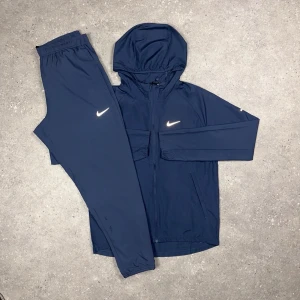 Nike Miller Tracksuit - Marinblå - Nike Miller Tracksuit - Marinblå • Jacka och byxa i matchande färg • Storlekar från XS till 2XL • Går också att få på activez,se