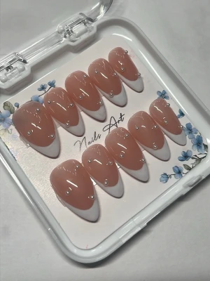 Handgjorda Press on naglar🌸  - Handgjorda  press-on naglar av mig 🌸 i mandelform med klassisk fransk design. Naglarna är ljusrosa med vita tippar och dekorerade med små vita stenar. Det följer med prepp kit och lim vid köp av naglar 
