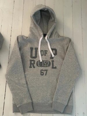 Ralph Lauren hoodie herr, storlek S  - Hej! Säljer denna riktigt schyssta hoodie från Ralph Lauren. Den är i storlek M men sitter en storlek litet och passar därför som en S. Den är endast använd någon enstaka gång och är därmed i ett nyskick. Original lappar och påse finns kvar och medföljer naturligtvis vid köp. Jag fraktar alltid snabbt! Mvh