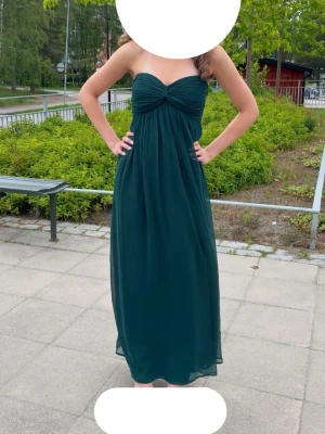Mörkgrön balklänning  - Superfin mörkgrön balklänning från Nelly! Endast använd en gång och insydd av skräddare för att passa mig i längden. Använd gärna köp nu! 💖