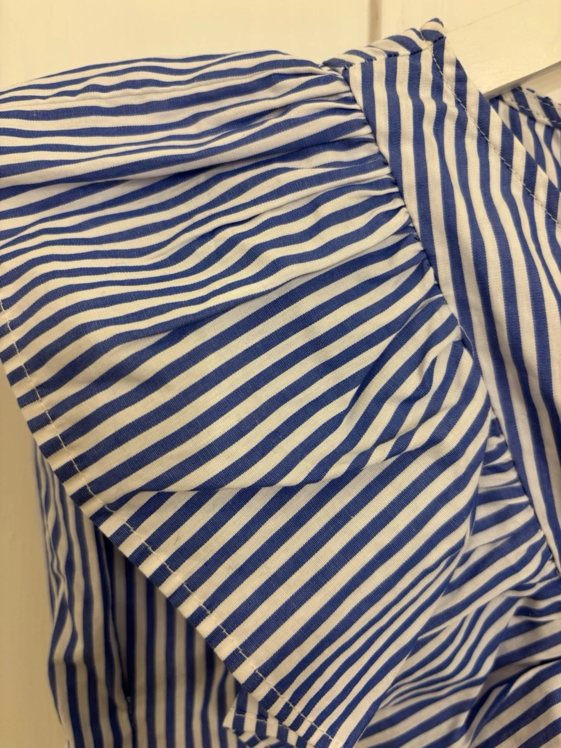 Blåvit randig blus med volanger - 5