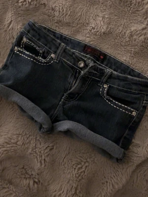 Vintage jeansshorts  - säljer ett par jättesnygga vintage jeanshorts. Vet inte riktig storlek men skulle säga att det är en xxs/xs. Säljer då de är för små, inga defekter och köpta second hand.💞☺️☺️