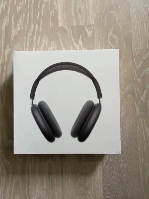 Apple AirPods Max hörlurar svart kvitto ingår!!! - Snygga och moderna Apple AirPods Max i svart med over-ear design. Tillverkade i aluminium och rostfritt stål med mjuka öronkuddar och mesh-bygel för extra komfort. Grym ljudkvalitet och stilren look, perfekt för musik, gaming eller film.