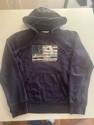 Ralph lauren hoodie denim & supply ( sällsynt) - Riktigt snygg och sällsynt Ralph lauren denim supply hoodie med flagga av denim jeans material otroligt svår o få tag på och ovanlig. Skick riktigt fint storlek M. Pris endast 638 kr kom gärna med frågor och prisförslag 😁✌️
