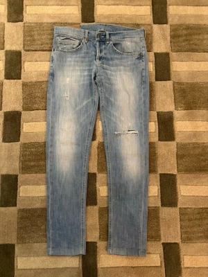 dondup George - Ett par stilrena dondup george skinny fit till ett pang pris,riktigt fräscha jeans med lite slit design på de. Hör av er med frågor eller funderingar.