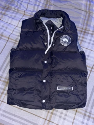 Mörkblå unik väst Canada Goose - Riktigt fet och unik modell på väst från Canada goose bara att höra av dig vid frågor!