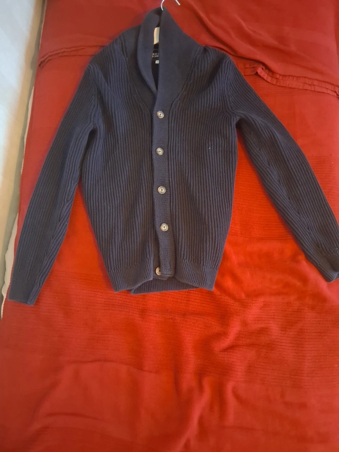 Mörkblå kofta med sjalkrage