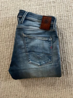 Replay hyperflex jeans  - Replay hyperflex jeans! Modell anbass! Jeansen har skön passform och perfekta slitningar! Ny pris runt= 2000 säljs endast för= 699, W30 L32