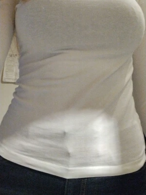 Vit långärmad topp från 157 - En basic vit långärmad topp från 157. Passar perfekt till alla möjliga typer av kläder 