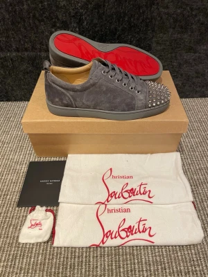 Christian Louboutin skor (nya) - Hej! Säljer nu dessa svin snygga Loubs skor. Skorna är i nytt skick! Begränsat antal boxar och dustbags. Hör av dig vid frågor. Super rare modell! 